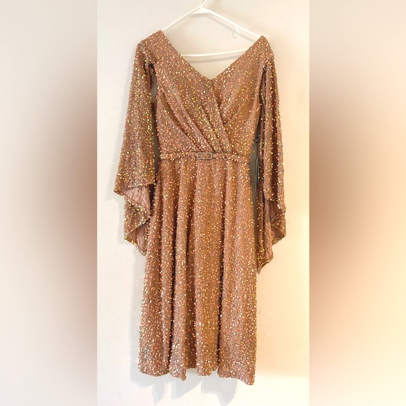 This is Gorgeous evening wear ,Size small, color gold , Perfect for any banquet! - Picture 1 of 3